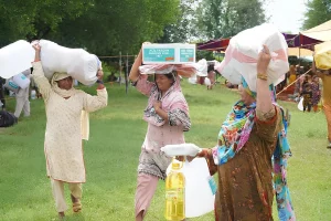pakistanaise qui prennent des colis d'aide d'urgence