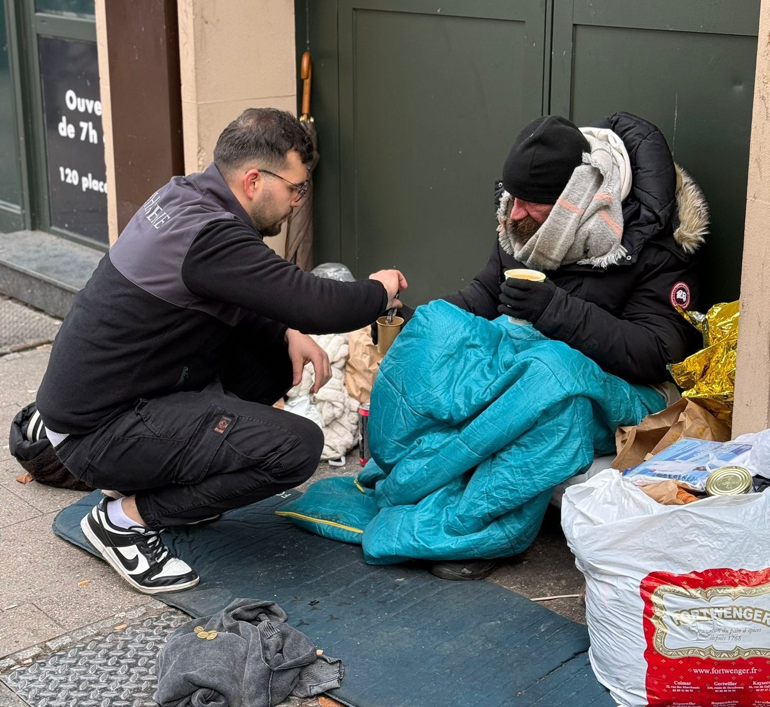 Strazburg: Hasene’nin Sokakta Yardım Dağıtımı – Sıcak Yemeklerle Destek